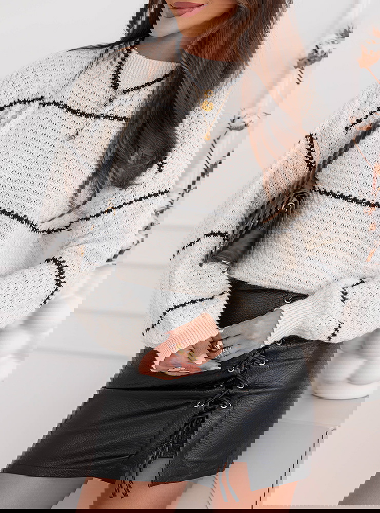 Sweter z ozdobnym splotem w paski...