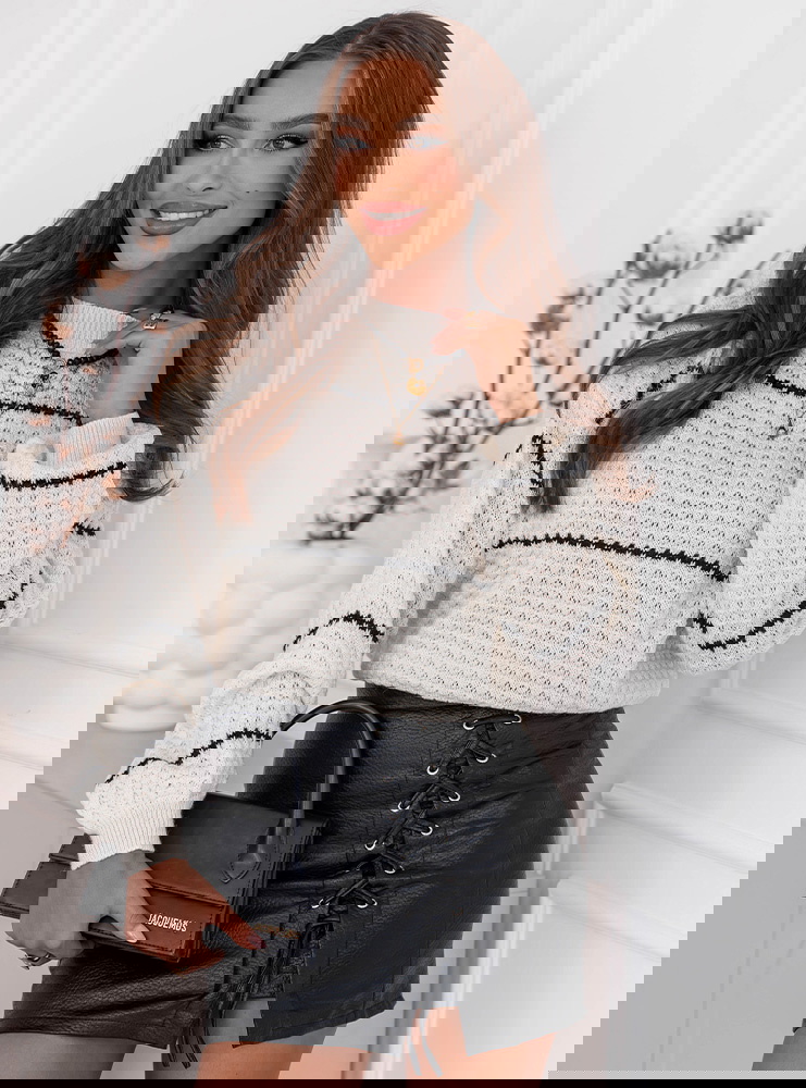 Sweter z ozdobnym splotem w paski...