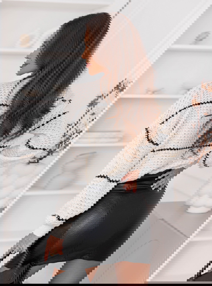 Sweter z ozdobnym splotem w paski...