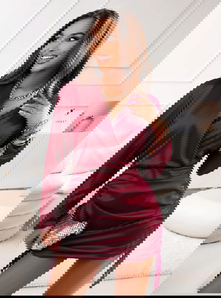 Bordowa satynowa sukienka ze...