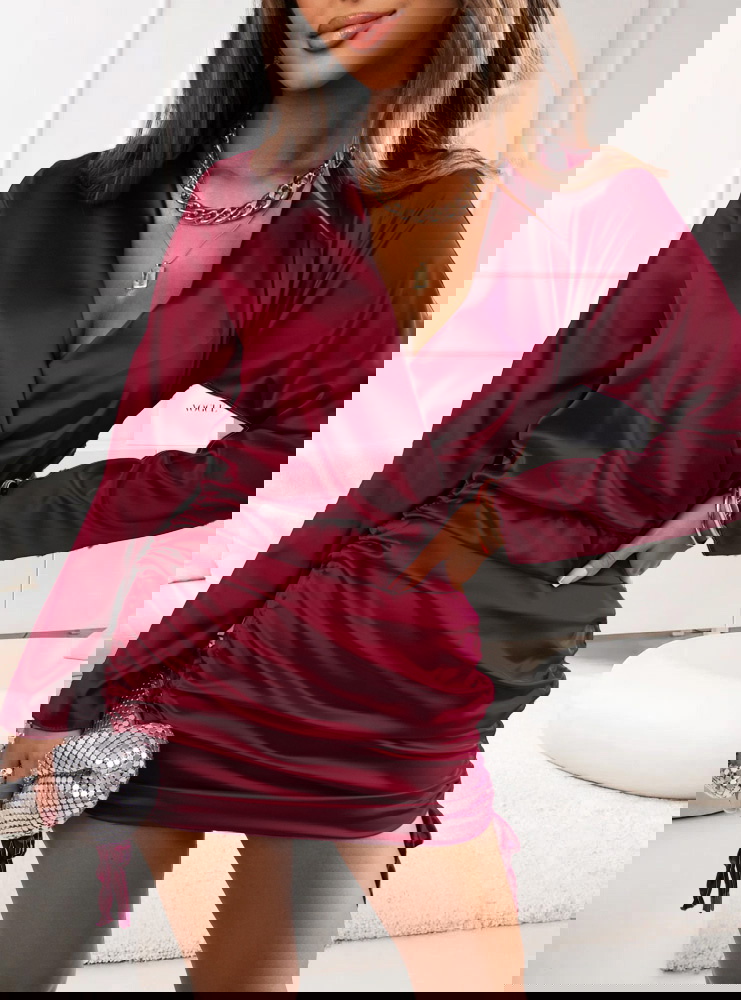 Bordowa satynowa sukienka ze...