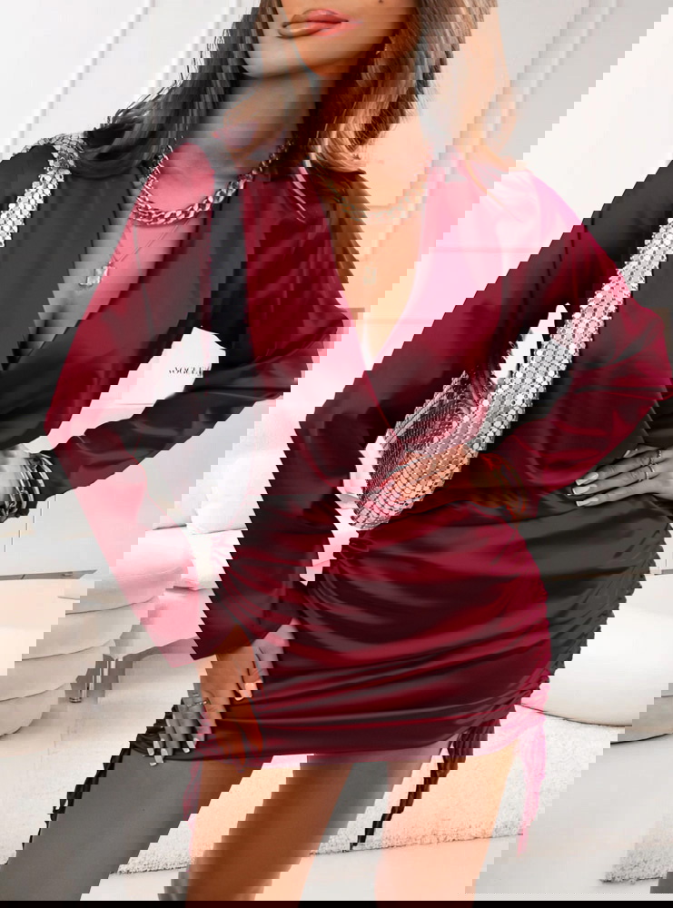 Bordowa satynowa sukienka ze...