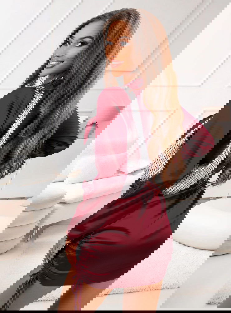 Bordowa satynowa sukienka ze...