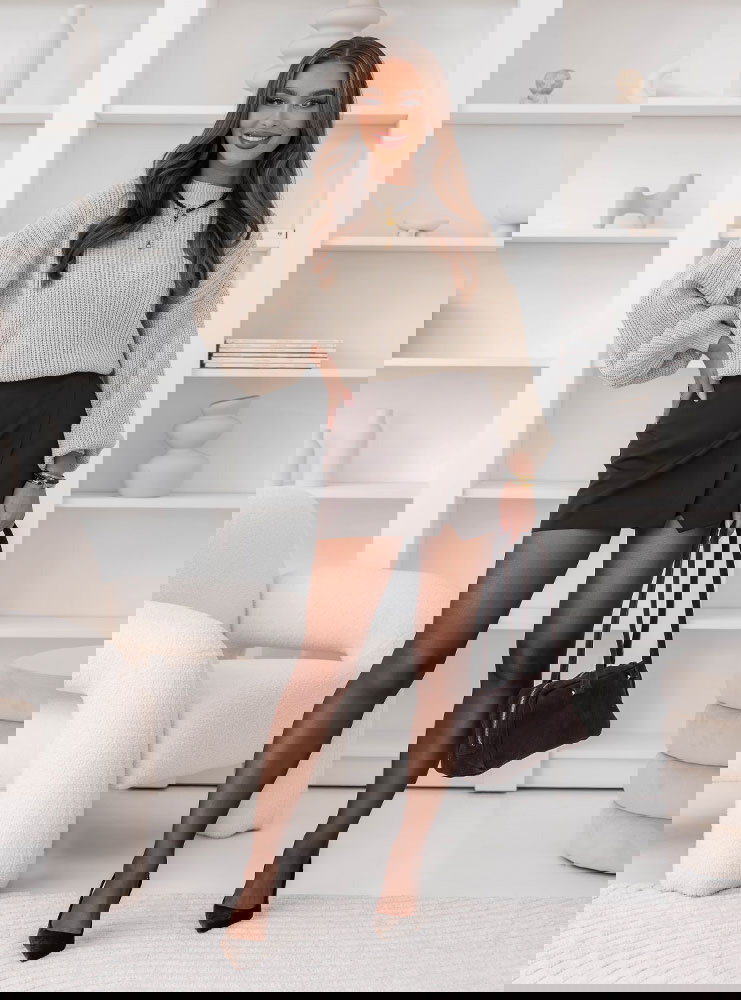 Beżowy krótki sweter z bufiastymi...