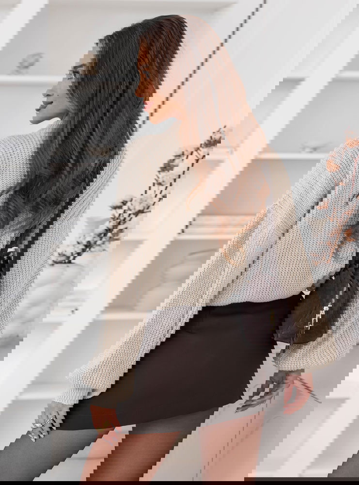 Beżowy krótki sweter z bufiastymi...