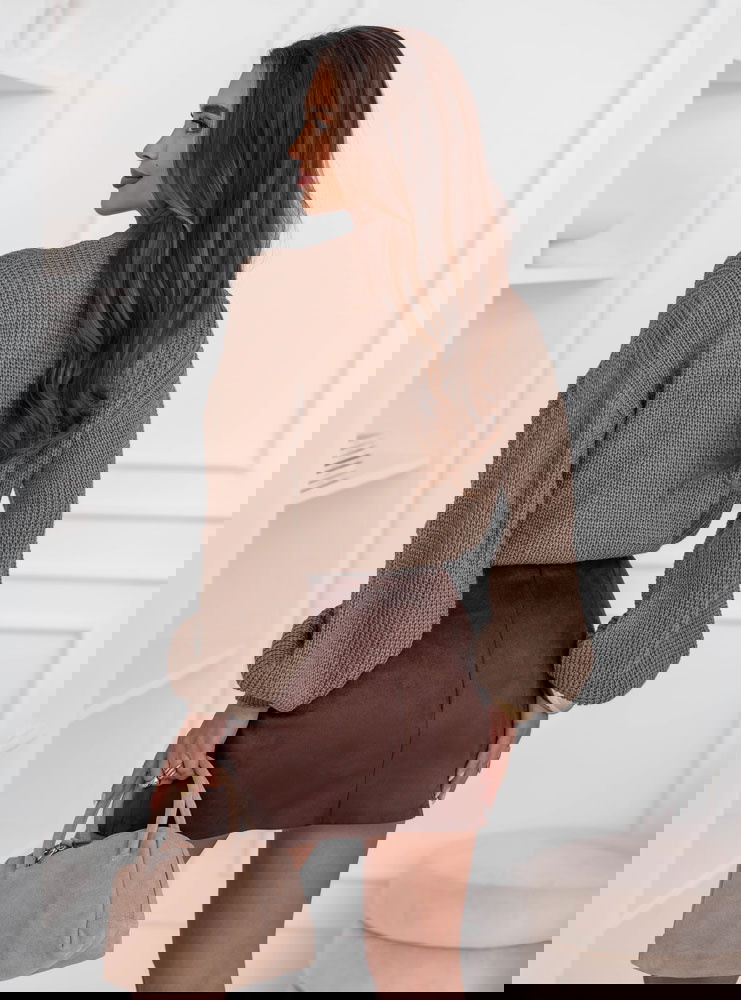 Krótki sweter z bufiastymi rękawami...