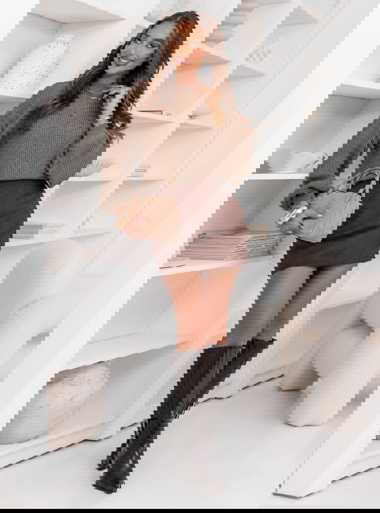 Krótki sweter z bufiastymi rękawami...