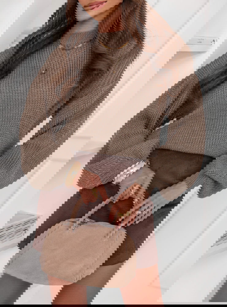 Krótki sweter z bufiastymi rękawami...