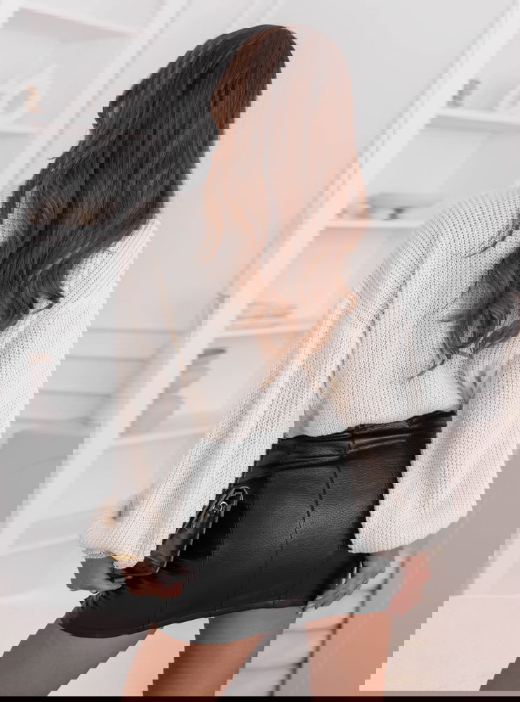 Krótki sweter z bufiastymi rękawami...