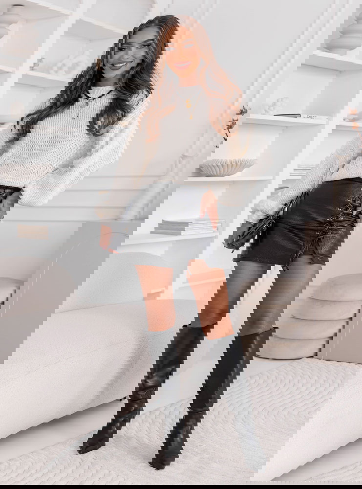 Krótki sweter z bufiastymi rękawami...