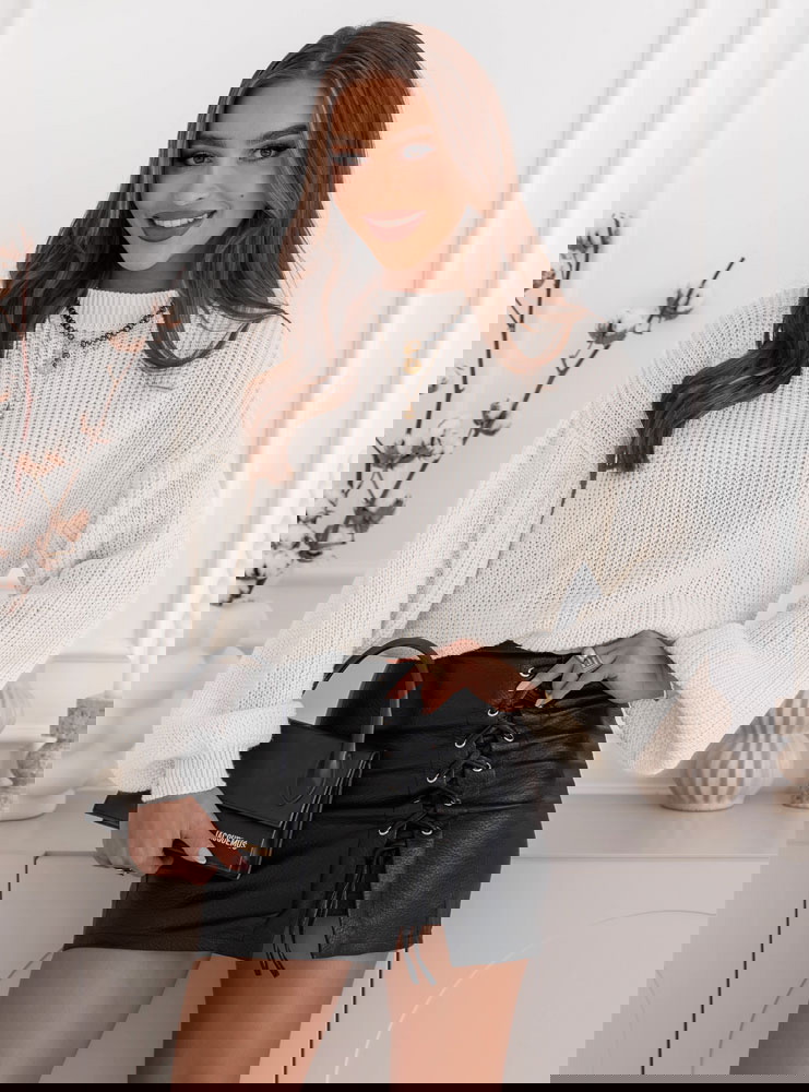 Krótki sweter z bufiastymi rękawami...