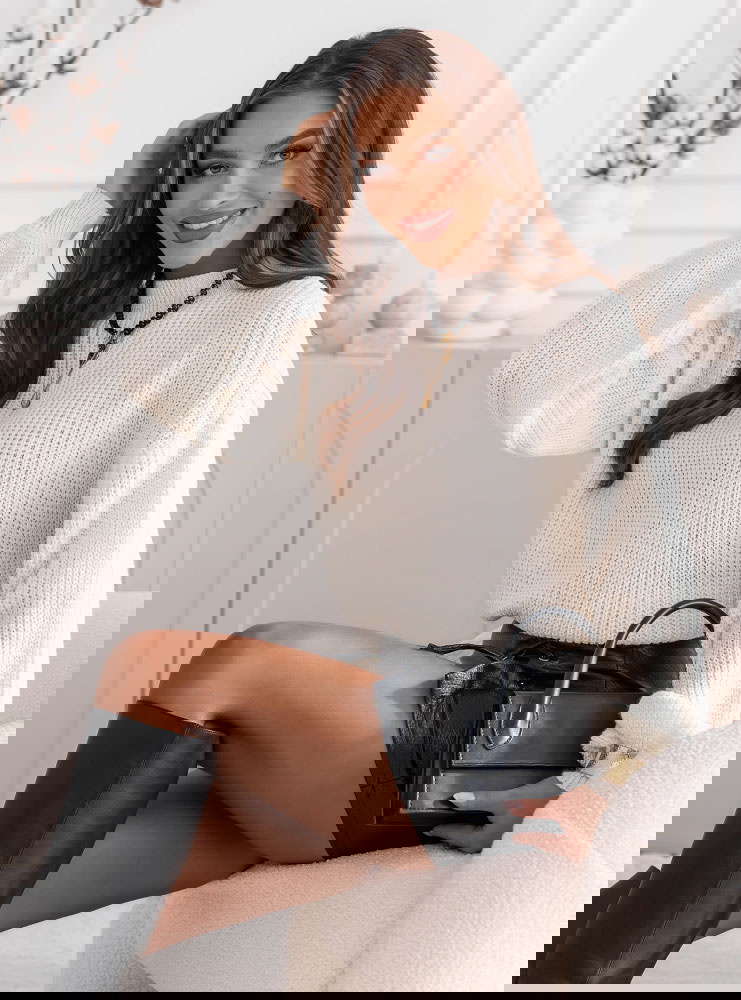 Krótki sweter z bufiastymi rękawami...