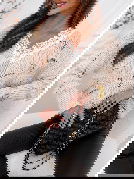 Beżowy sweter z ozdobną...