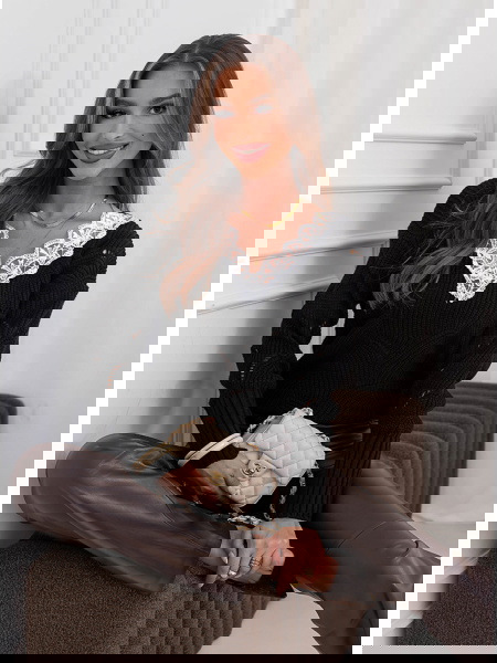 Czarny sweter z ozdobną... 2