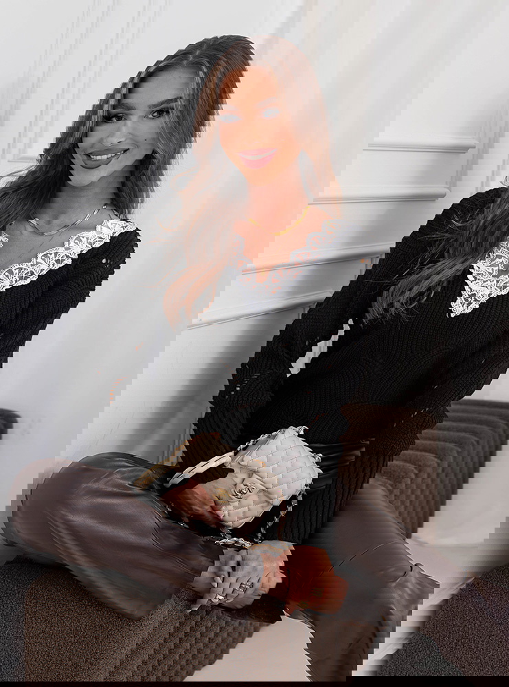 Czarny sweter z ozdobną koronką Lashunta