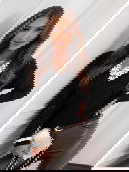 Czarny sweter z ozdobną...