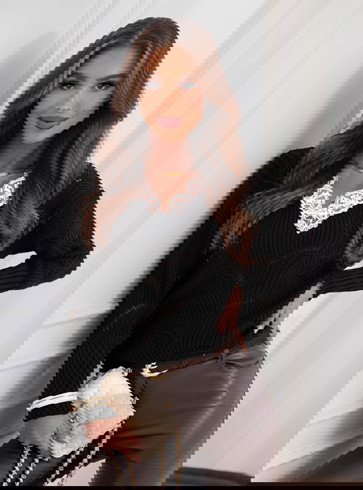 Czarny sweter z ozdobną koronką Lashunta