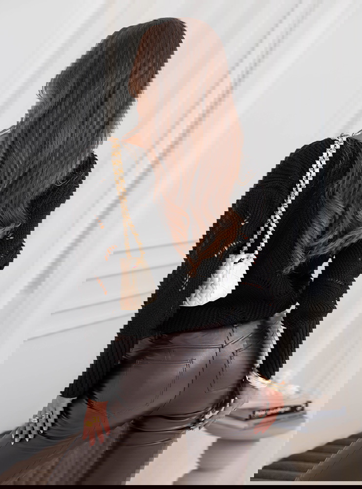 Czarny sweter z ozdobną koronką Lashunta