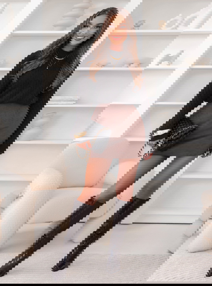 Czarny sweter z warkoczowymi splotami...