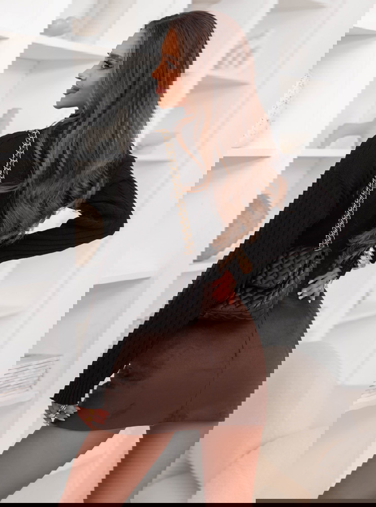 Czarny sweter z warkoczowymi splotami...