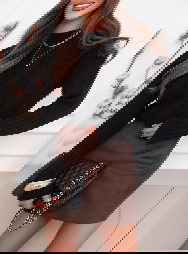 Czarny sweter z warkoczowymi splotami...