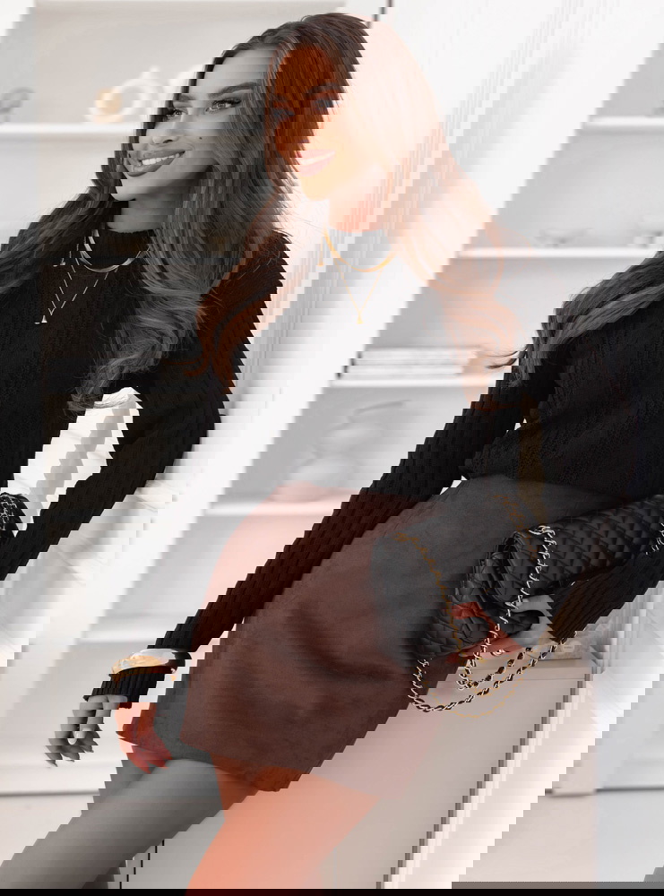 Czarny sweter z warkoczowymi splotami...