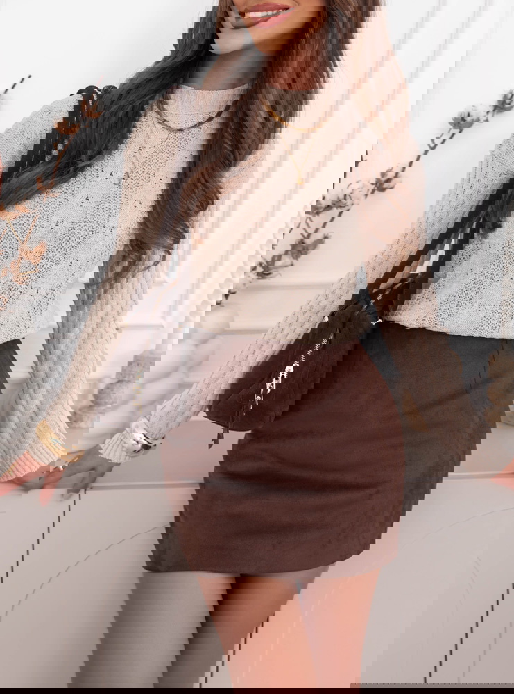 Beżowy sweter z warkoczowymi splotami...