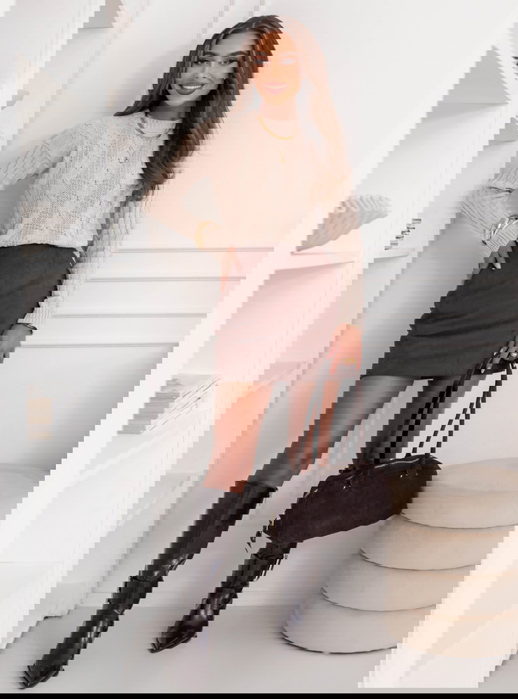 Beżowy sweter z warkoczowymi splotami...