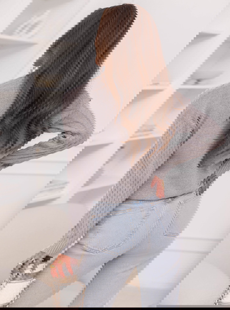 Szary sweter z warkoczowymi splotami...