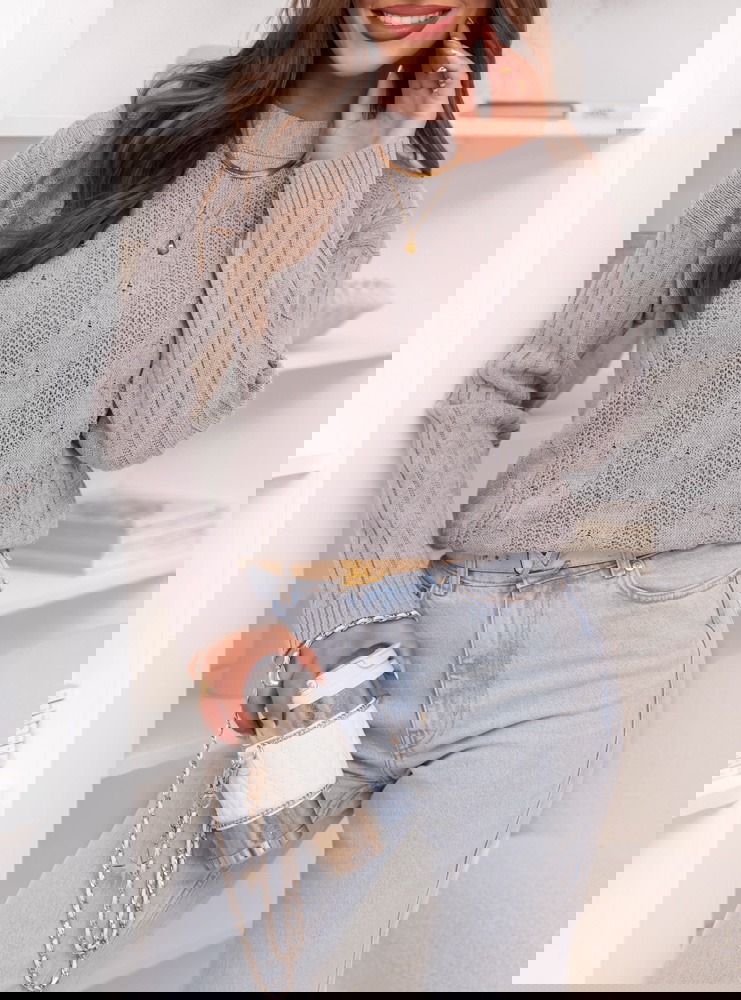 Szary sweter z warkoczowymi splotami...