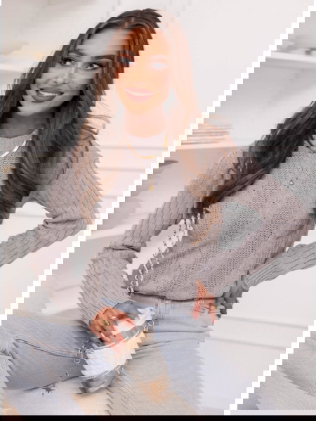 Szary sweter z warkoczowymi...