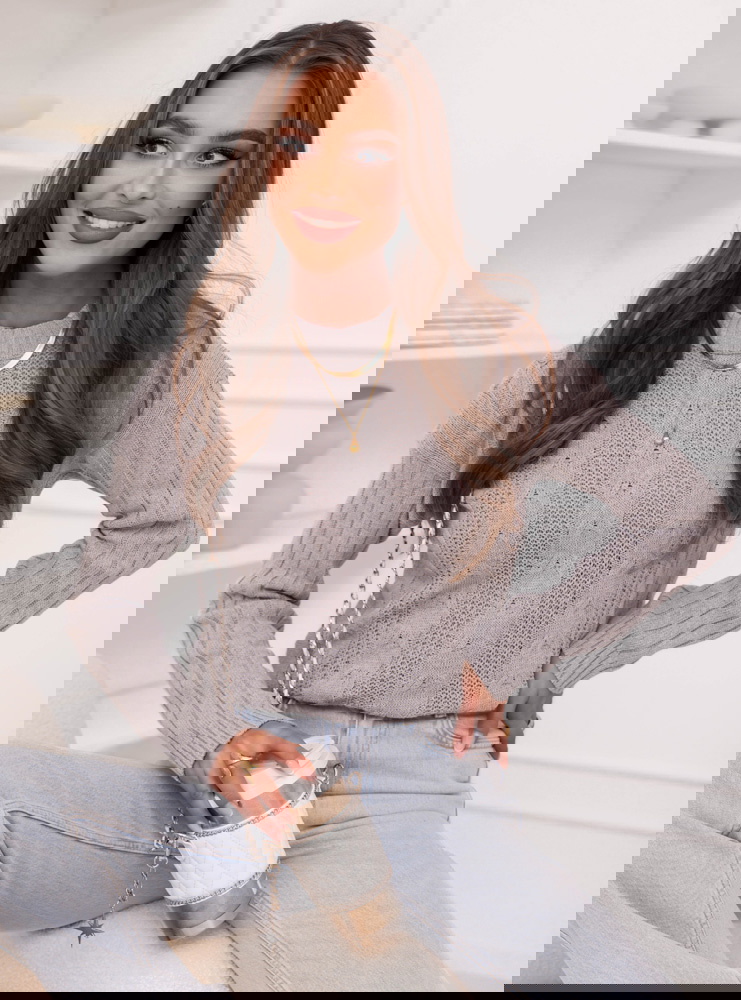 Szary sweter z warkoczowymi splotami...