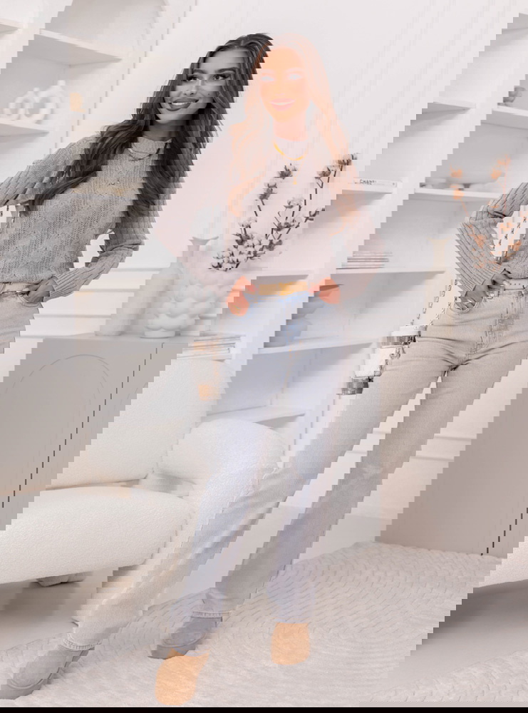 Szary sweter z warkoczowymi splotami...