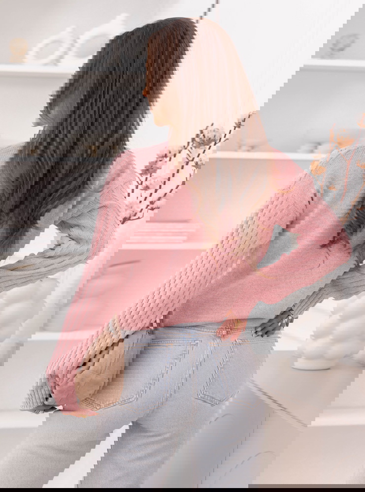 Pudrowy sweter z warkoczowymi...