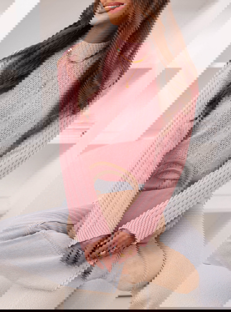 Pudrowy sweter z warkoczowymi...