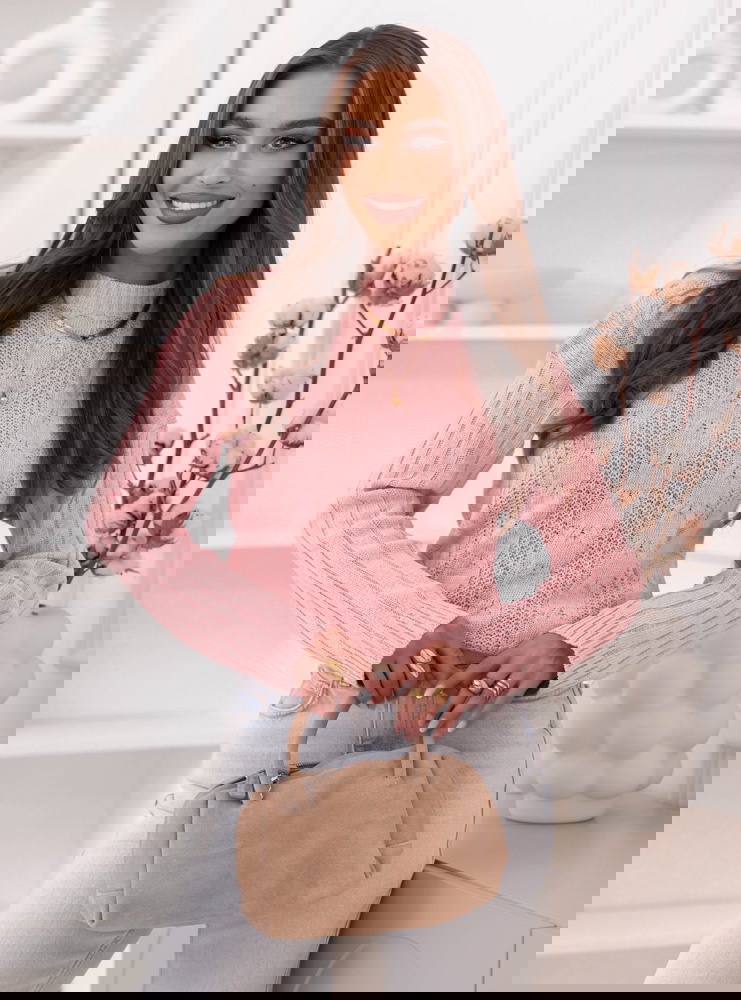 Pudrowy sweter z warkoczowymi...