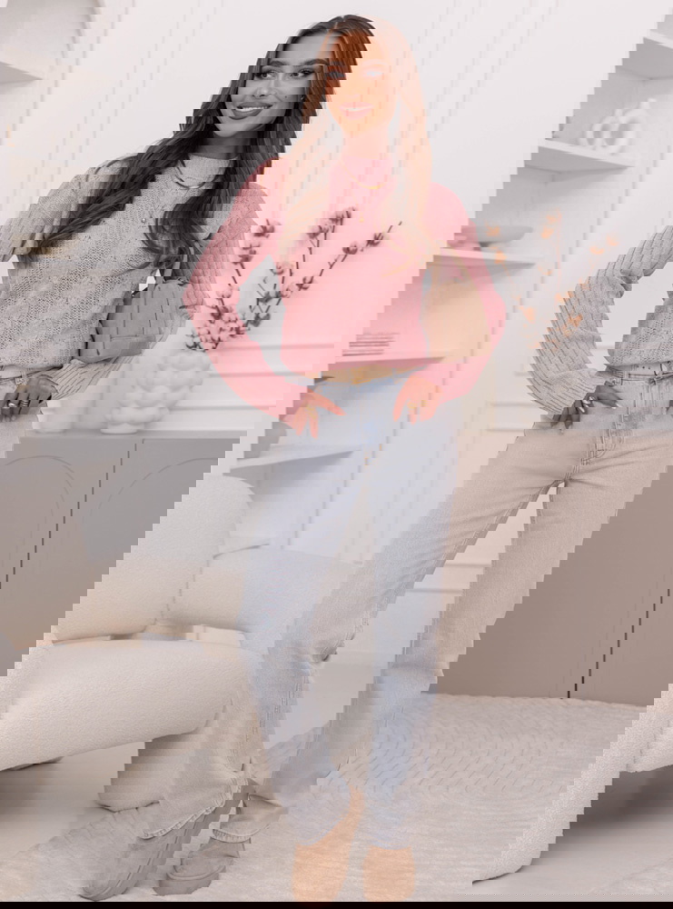 Pudrowy sweter z warkoczowymi...