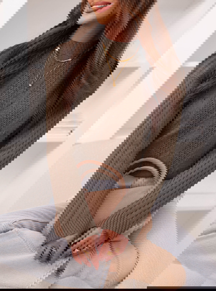 Czekoladowy sweter z warkoczowymi...