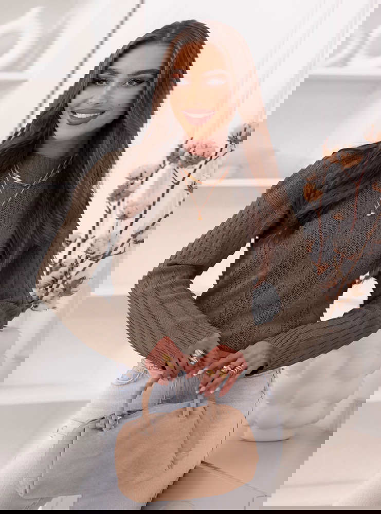 Czekoladowy sweter z warkoczowymi...