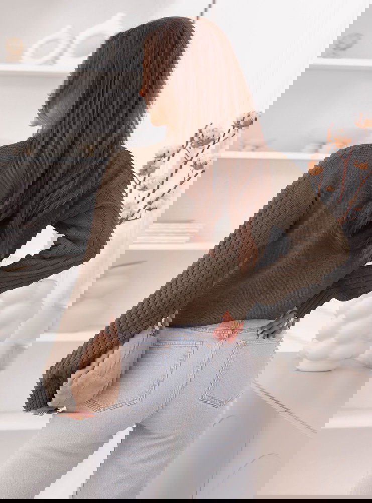 Czekoladowy sweter z warkoczowymi...