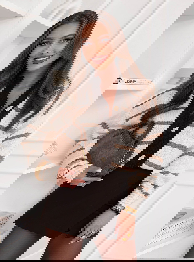 Beżowy sweter w paski zapinany na...