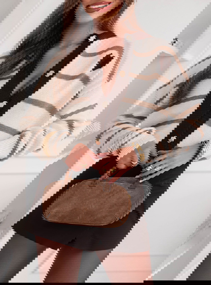 Beżowy sweter w paski zapinany na...