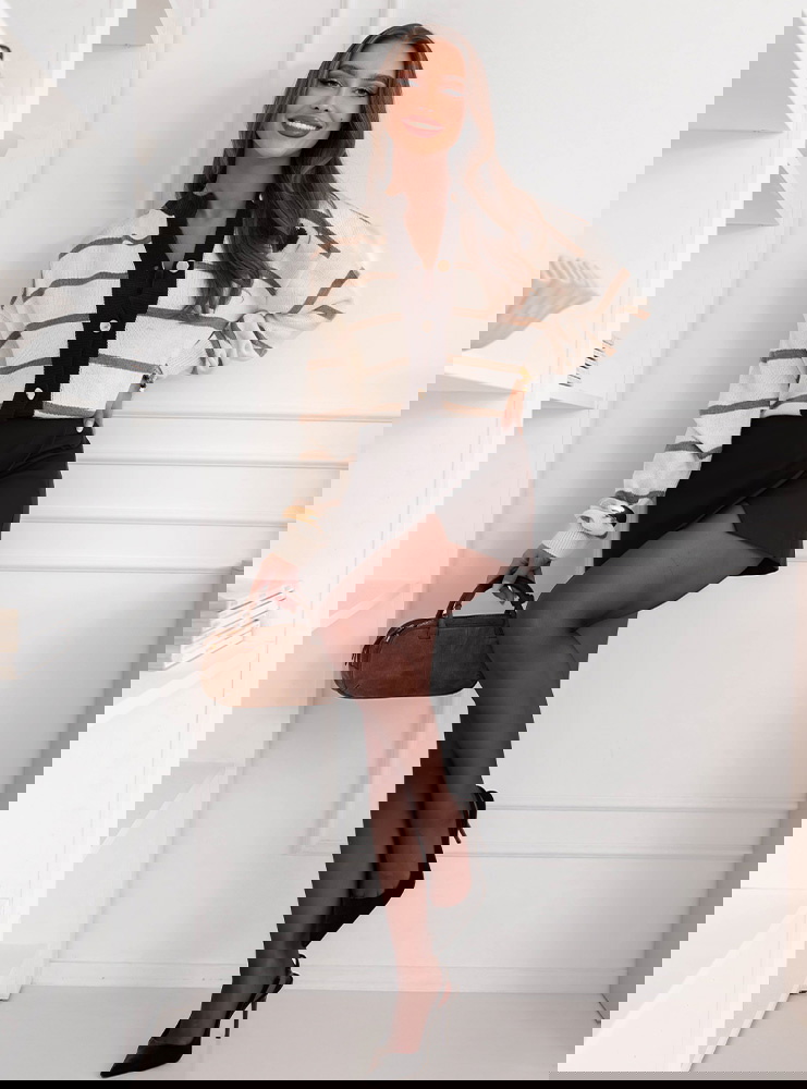 Beżowy sweter w paski zapinany na...