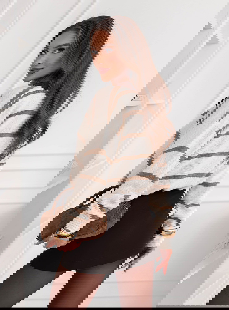 Beżowy sweter w paski zapinany na...