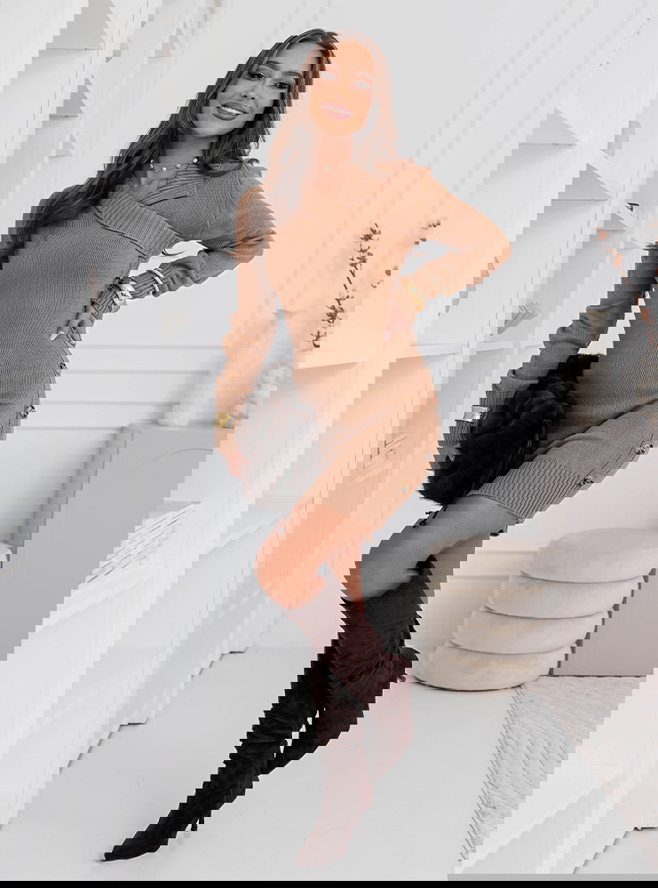 Swetrowa sukienka z ozdobnymi...