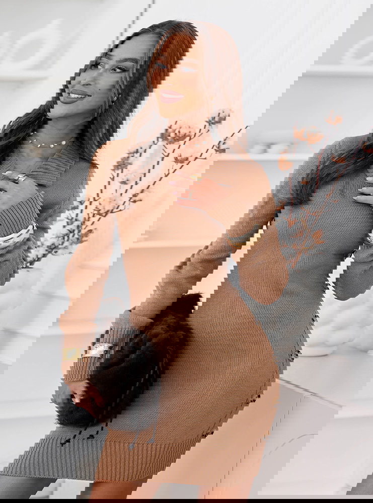 Swetrowa sukienka z ozdobnymi...