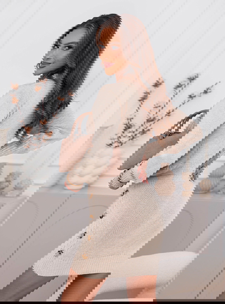 Beżowa swetrowa sukienka z ozdobnymi...