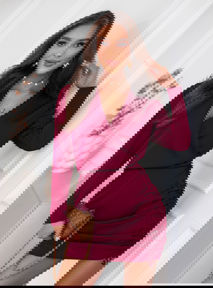 Bordowa satynowa sukienka ze...