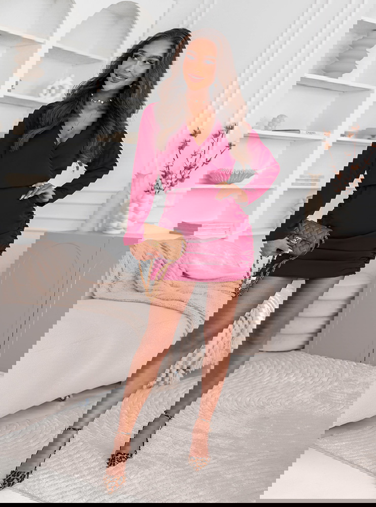 Bordowa satynowa sukienka ze...