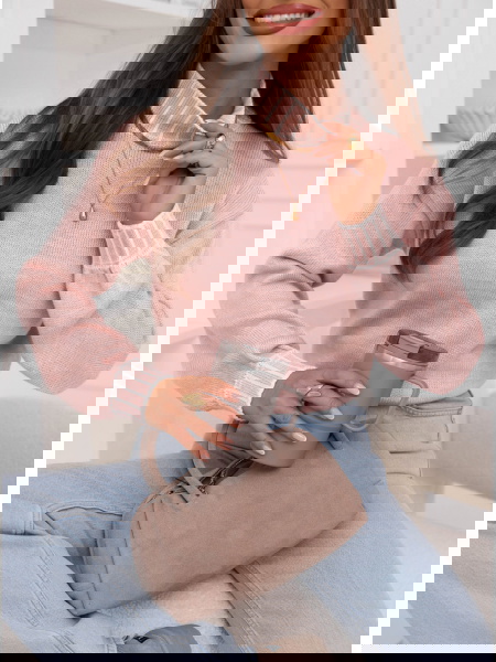 Pudrowy sweter z golfem...